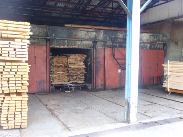 木材の端材を燃料に使うボイラー式の乾燥機にて中低温乾燥を行っています