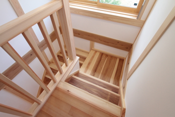 オーダーメイド無垢階段材をまとめてご提供します 社寺建築材 無垢階段 枡なら東濃ひのきの株式会社トーホー